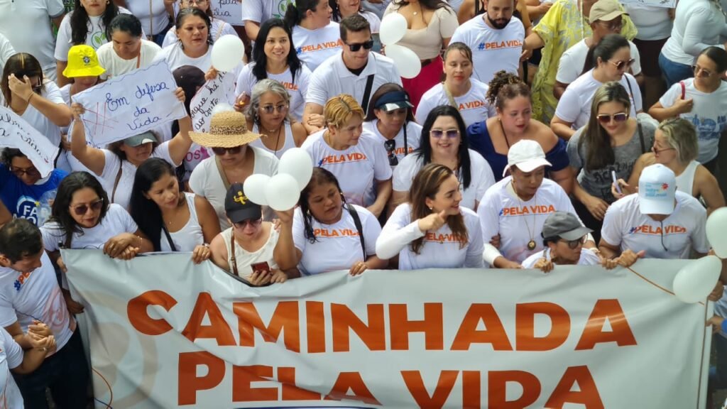 Alessandra Haber comanda caminhada pela vida, pelas ruas de Belém