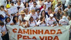 Alessandra Haber comanda caminhada pela vida, pelas ruas de Belém