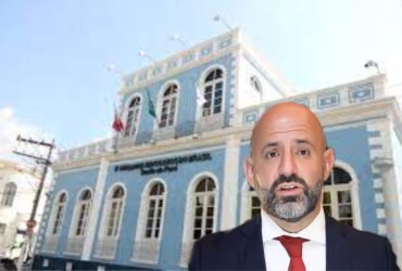 Foto da sede da OAB-PA com a foto do presidente da entidade, Eduardo Imbiriba, acusado de fraudar a eleição em que saiu vencedor.