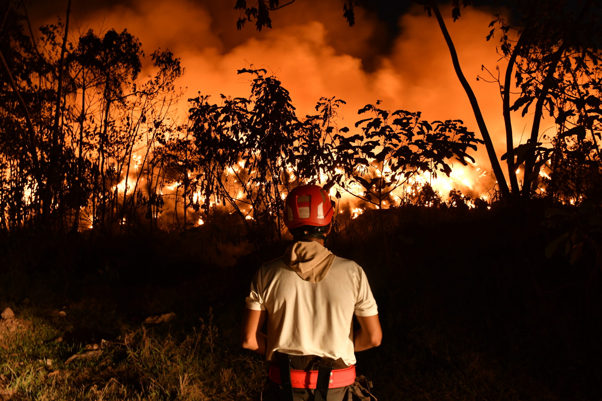 Bombeiro no Incêndio no lixão do Aurá