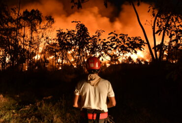 Bombeiro no Incêndio no lixão do Aurá