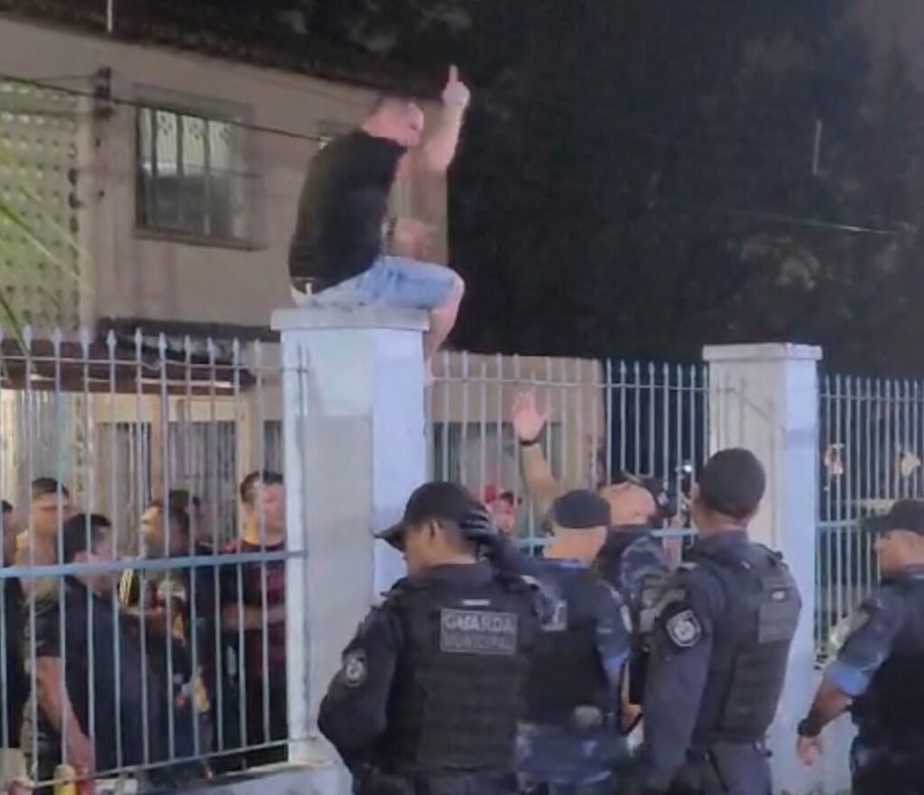 Vereador Bieco sob em muro de escola municipal de Belém