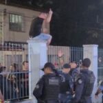 Vereador Bieco sob em muro de escola municipal de Belém