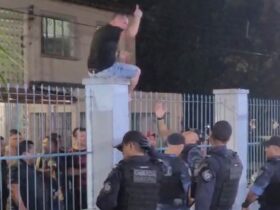 Vereador Bieco sob em muro de escola municipal de Belém