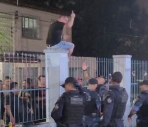 Vereador Bieco sob em muro de escola municipal de Belém