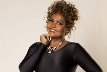 Gaby Amarantos canta clássicos do brega paraense com Orquestra Brasil Jazz Sinfônica em São Paulo.