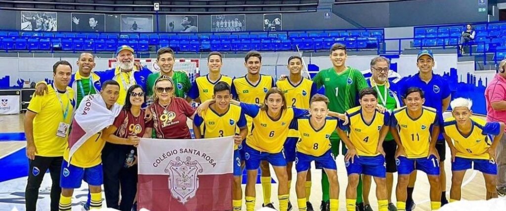 Atletas e comissão técnica posam para foto oficial de campeão mundial