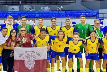 Atletas e comissão técnica posam para foto oficial de campeão mundial
