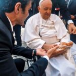 Helder visita Papa Francisco e o presenteia com símbolos do Círio