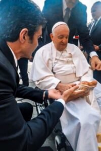 Helder visita Papa Francisco e o presenteia com símbolos do Círio