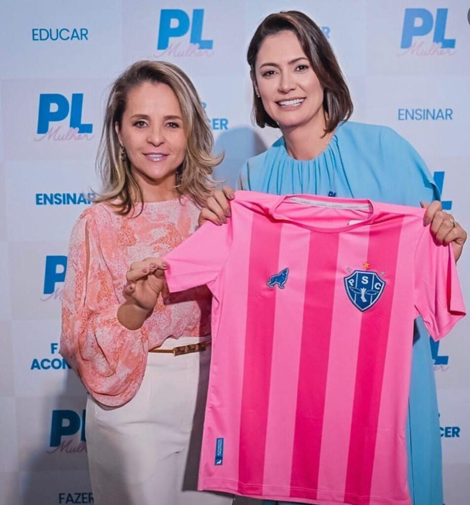 Diretora de responsabilidade social do Paysandu Sport Club presenteando a ex-primeira-dama Michelle Bolsonaro, com uma camisa do Paysandu.