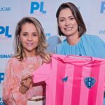 Diretora de responsabilidade social do Paysandu Sport Club presenteando a ex-primeira-dama Michelle Bolsonaro, com uma camisa do Paysandu.