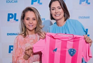 Diretora de responsabilidade social do Paysandu Sport Club presenteando a ex-primeira-dama Michelle Bolsonaro, com uma camisa do Paysandu.