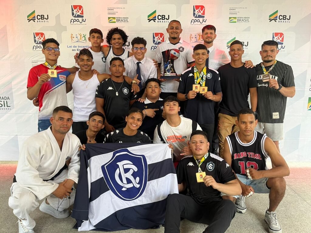Foto dos atletas do Judô do clube do Remo, após conquistarem o Open Pará de Judô.