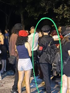 Foto com estudante usando fantasia de um soldado nazista.