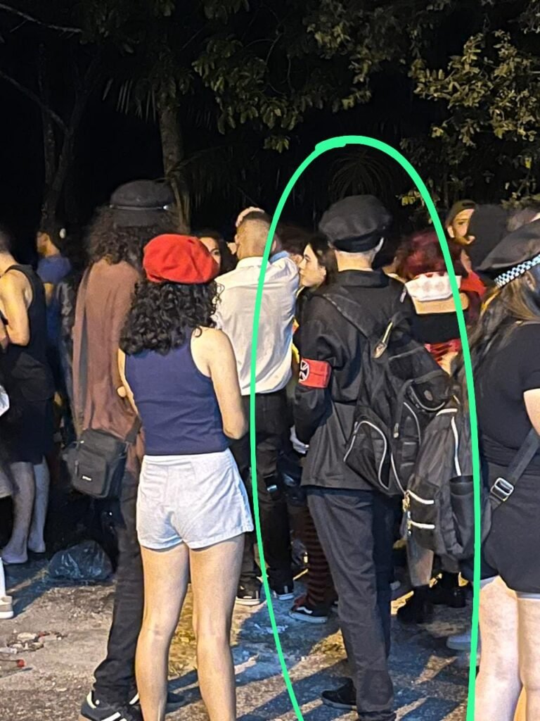 Foto com estudante usando fantasia de um soldado nazista.