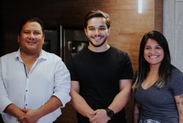 Foto com o vereador de Belém, Matheus Cavalcante (Cidadania) no término do Podercast, apresentado pelo jornalista Diógenes Brandão, com a participação da jornalista Laiana Damasceno.