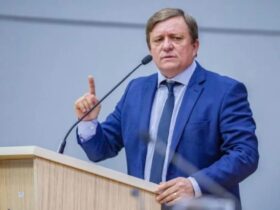 Prefeito Darci discursando em Parauapebas