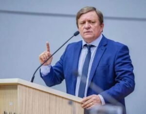 Prefeito Darci discursando em Parauapebas