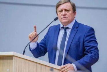 Prefeito Darci discursando em Parauapebas