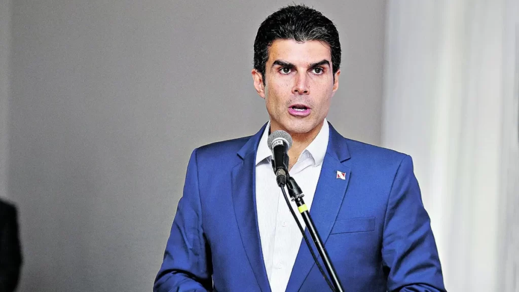 Foto do governador Helder Barbalho discursando.