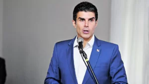 Foto do governador Helder Barbalho discursando.