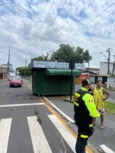 Banca de revista em Ananindeua é instalada irregularmente e danifica asfalto e calçada. Moradores denunciam à prefeitura que retira o equipamento.