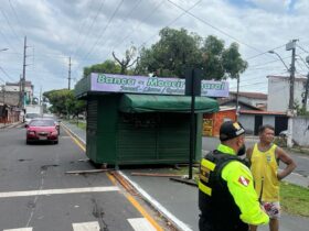 Banca de revista em Ananindeua é instalada irregularmente e danifica asfalto e calçada. Moradores denunciam à prefeitura que retira o equipamento.