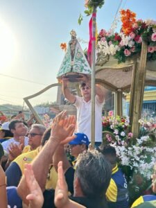 Foto da imagem de nossa senhora de Nazaré no Círio de Breves, no Marajó.
