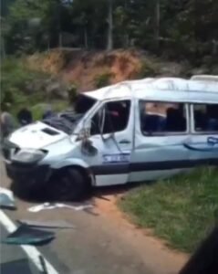 Van capota e deixa turistas feridos em Itupiranga
