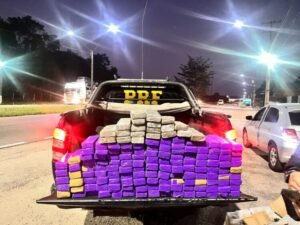 PRF apreende 100 kg de maconha em ônibus de turismo, em Santa Maria do Pará