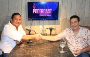 Zeca Pirão e Diógenes Brandão durante a gravação do PODERCAST