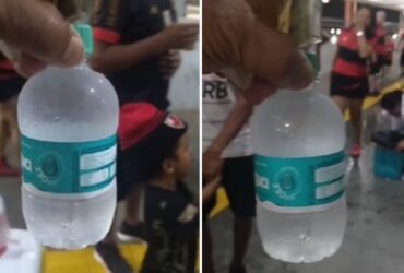 Torcedor mostrando uma garrafinha de água mineral