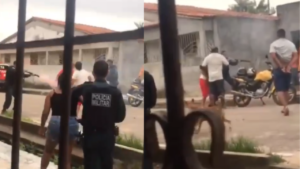 Na imagem é possível ver policiais e pessoas em uma rua movimentada