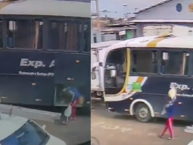 Homem de calça vermelha, boné e camisa azul carregando um saco com farinha