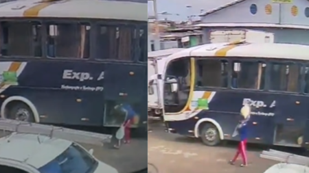 Homem de calça vermelha, boné e camisa azul carregando um saco com farinha