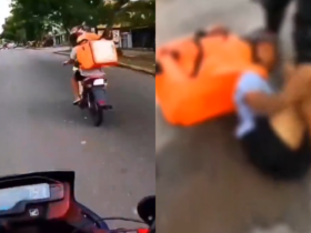 Homem sendo perseguido em uma moto com uma mochila laranja