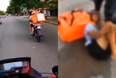 Homem sendo perseguido em uma moto com uma mochila laranja