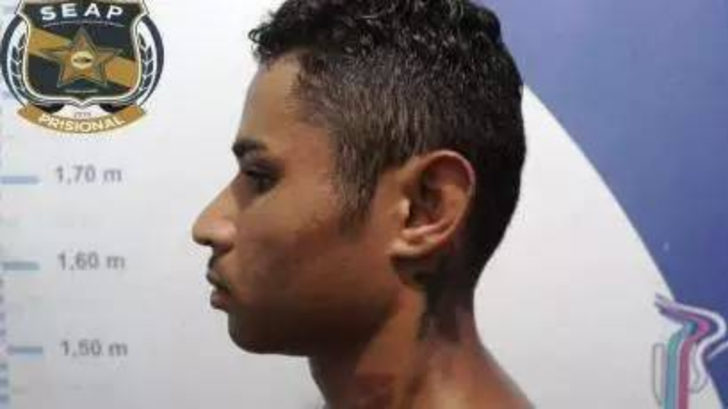 Homem de perfil parado na frente de um fundo branco com medidores de altura