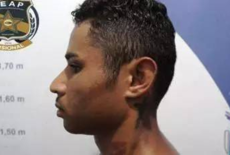 Homem de perfil parado na frente de um fundo branco com medidores de altura