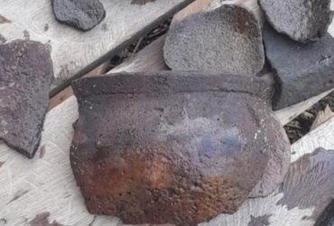 Objetos cinzas em aspecto de quebrado