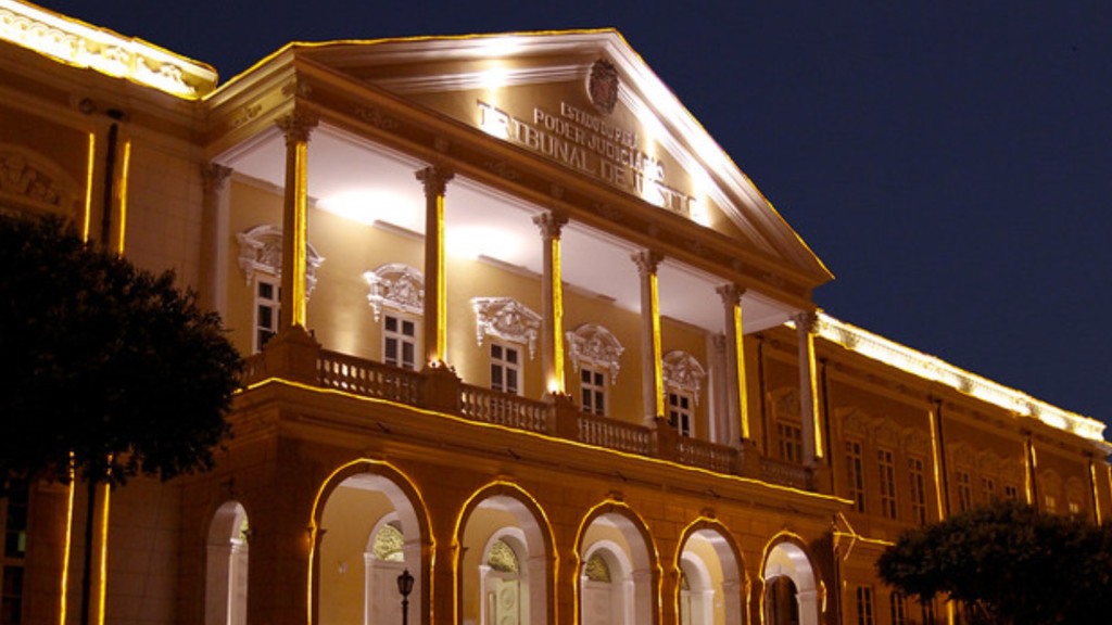 Prédio histórico amarelo com diversas luzes ao redor