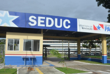 Prédio amarelo com detalhes azuis e vermelhos