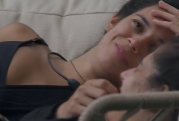 Duas amigas morenas rindo