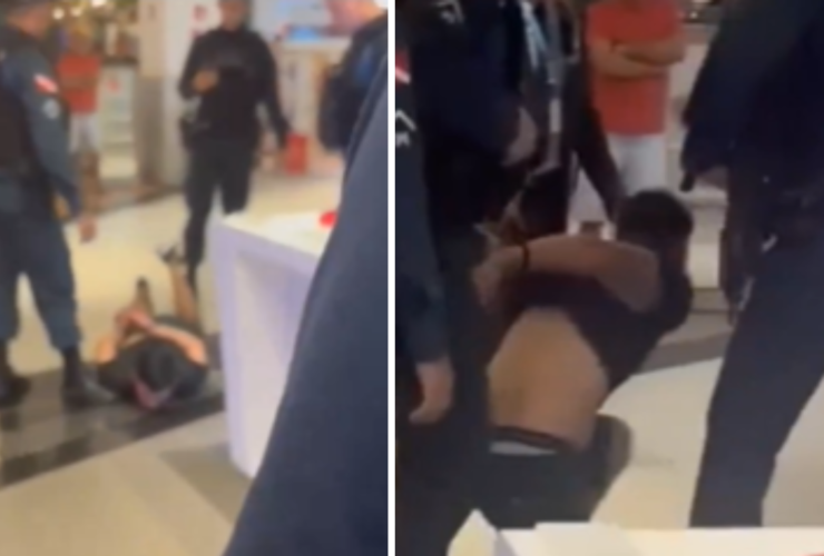 Homem sem camisa sendo levado por policiais militares de dentro de um shopping