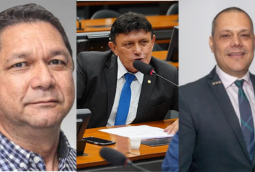 Três políticos homens de roupas formais