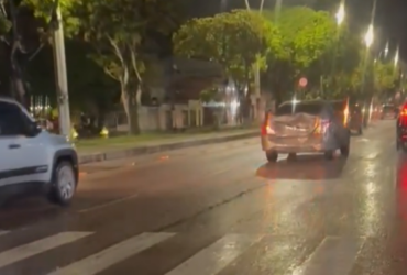 Carro com a traseira toda amassada em uma via pouco movimentada