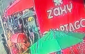 Imagens de câmeras de segurança mostrando um carro invadindo uma parada de ônibus