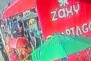 Imagens de câmeras de segurança mostrando um carro invadindo uma parada de ônibus