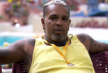 Cantor Rodriguinho no BBB 24 de camisa amarela